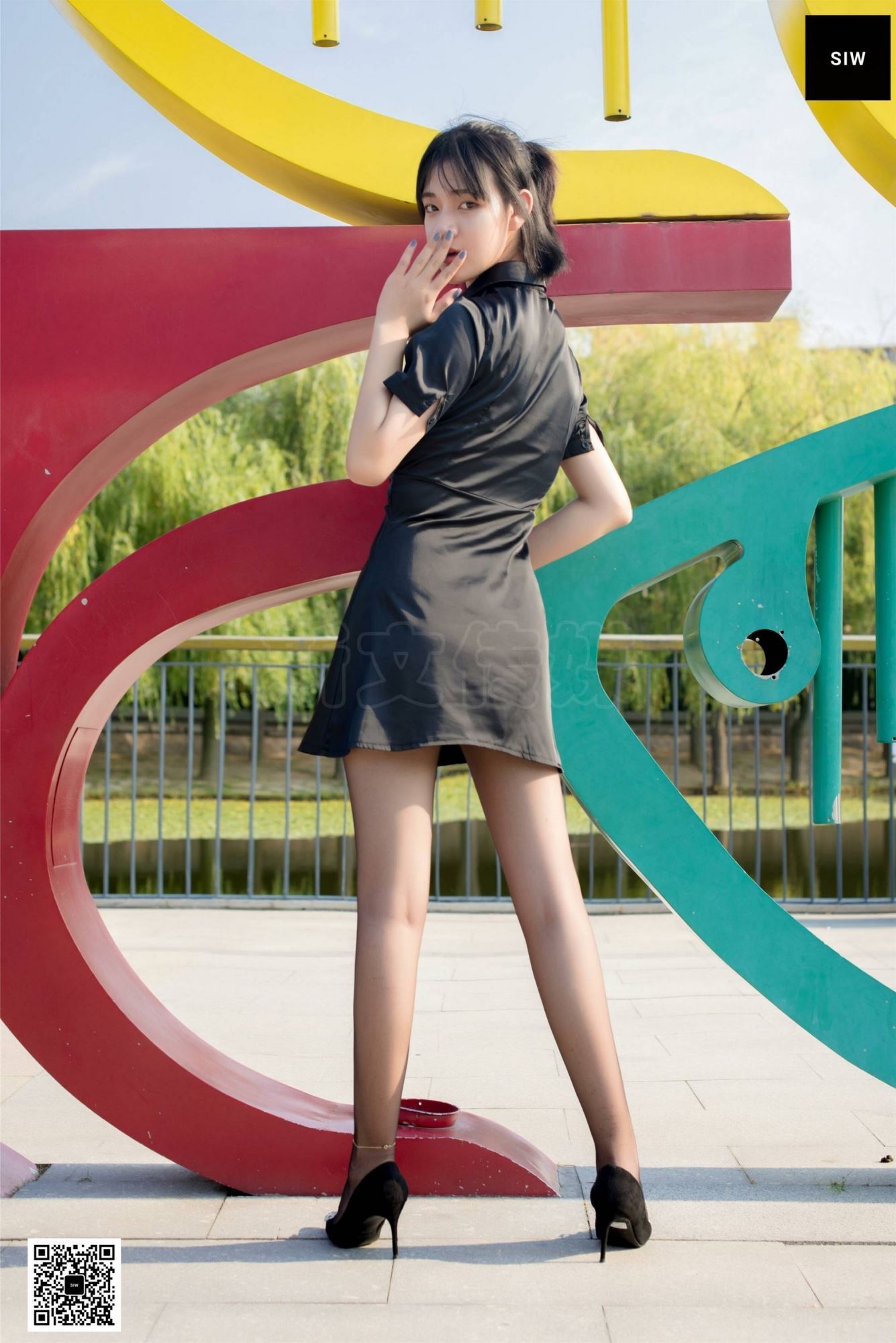 SIW斯文传媒 091 思琪 真丝修身超短低腰裙